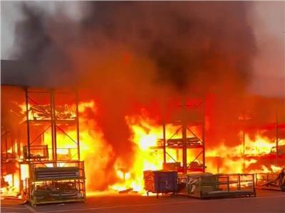 حريق هائل بمنشأة تصنيع في كليفلاند بولاية نورث كارولينا
