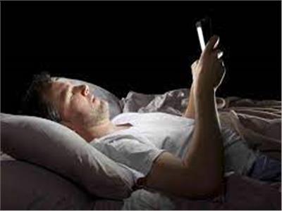 أستخدام السوشيال ميديا قبل النوم يصيبك بالألتهابات والتوتروضعف الذاكرة