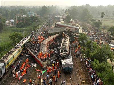وزير السكك الحديد الهندي: خلل بنظام الإشارات الإلكترونية تسبب بتصادم القطارين