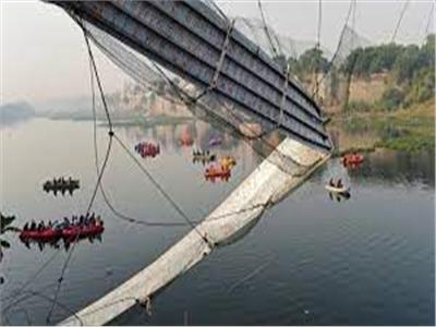 انهيار مروّع لجسر في ثوانٍ معدودة بالهند