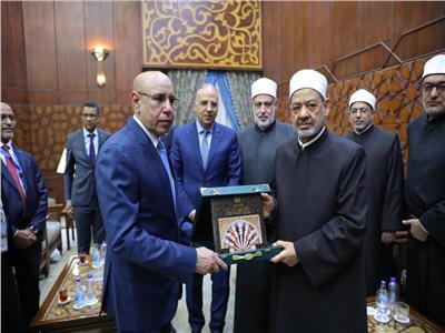 الإمام الأكبر يستقبل رئيس موريتانيا ويناقشان تعزيز الإستفادة من المنح الأزهرية
