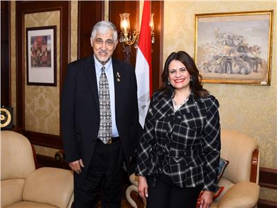 وزيرة الهجرة تستقبل خبيراً مصرياً في مجال البترول والآبار 