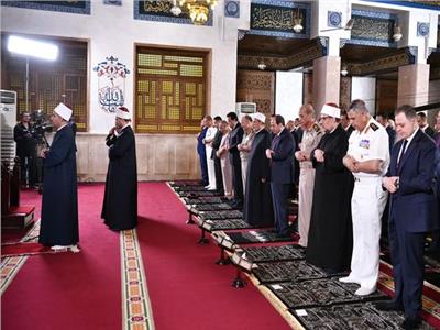 الرئيس عبد الفتاح السيسي يؤدي صلاة عيد الأضحى المبارك بمسجد القوات الجوية