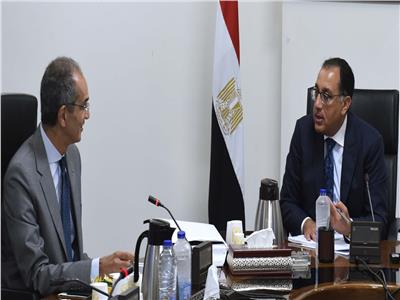 رئيس الوزراء يتابع مع وزير الاتصالات  استراتيجية مصر الرقمية لصناعة التعهيد