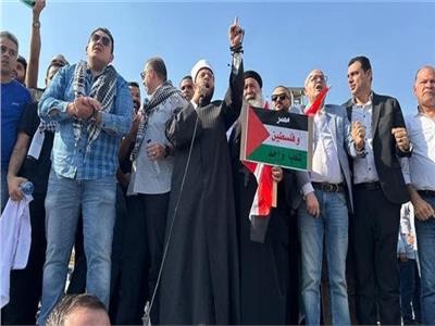 الشيخ أسامة الأزهري يقود المتظاهرين بالمنصة لدعم أهل غزة