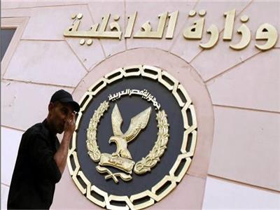 (الداخلية تكشف إدعاء ربة منزل بقيام قائد سيارة تابعة لإحدى الجهات الشرطية بالإصطدام بنجلتها بالقاهرة