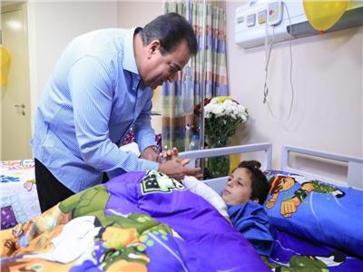 عبد الغفار يزور الطفل الفلسطيني المعالَج بمعهد ناصر ويجتمع مع أطبائه