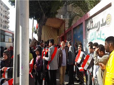 العاملون بكهرباء الإسكندرية ينظمون مسيرة حاشدة للجان الانتخابات الرئاسية