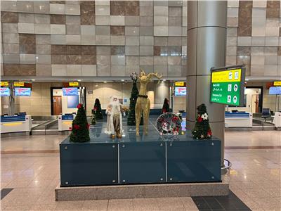 اشجار الكريسماس تستقبل المسافرين في المطارات المصرية 