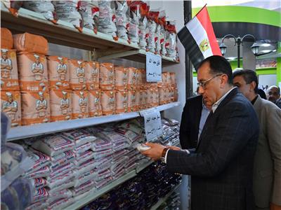 خلال جولته بمحافظة أسوان .. رئيس الوزراء يتفقد معرض السلع الغذائية بحي «اللوتس» 