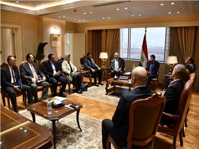 وزير الرياضة يعقد جلسة تصالح بين اعضاء مجلس ادارة نادي سموحة| قعدة عرب