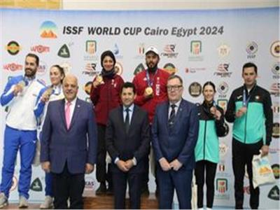 وزير الرياضة يُكرم الفائزين في منافسات اليوم الختامي ببطولة كأس العالم للرماية