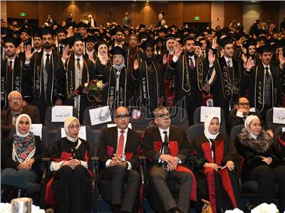 رئيس جامعة عين شمس وعميد كلية الطب يشهدان حفل تخريج الطلاب الوافدين دفعة ٢٠٢٣
