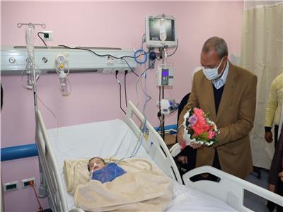 محافظ القليوبية يطمئن على أطفال «غزة» بمستشفى القناطر الخيرية