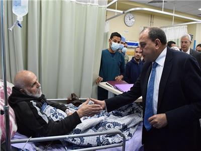 رئيس جامعة بني سويف يطمئن على المرضي الفلسطينيين من مصابي غزة بالمستشفى الجامعي