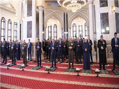 الرئيس السيسى وقادة القوات المسلحة يؤدون صلاة الجمعة بمسجد المشير