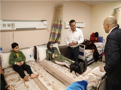 وجه بتوفير سبل الرعاية.. وزير الصحة يزور مصابي أحداث غزة بمعهد ناصر