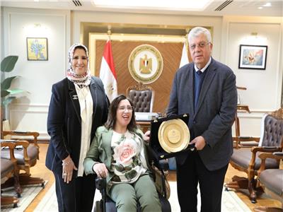 وزير التعليم العالي يُكرم سهيلة حامد الحاصلة على المركز الأول بـ"آداب المنصورة" 