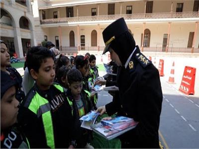 «الداخلية» تُشارك الأطفال الأيتام الإحتفال بيومهم بجميع مديريات الأمن