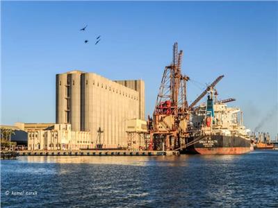 وصول سفينة تحمل 63000 طن من القمح لصالح هيئة السلع التموينية بميناء دمياط 