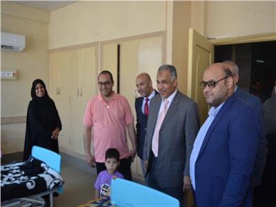 نائب رئيس جامعة الأزهر يتفقد مصابي غزة بمستشفى طب دمياط
