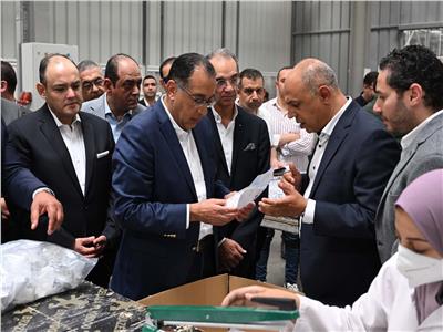 رئيس الوزراء يواصل جولاته في  مصانع العاشر من رمضان
