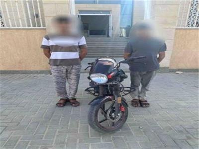 ضبط 4 عاطلين لسرقتهم هاتف محمول ودراجة نارية بالقاهرة 