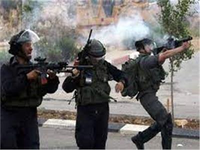 اختناقات بين الفلسطينيين خلال اقتحام الاحتلال لمجمع طبي في رام الله 