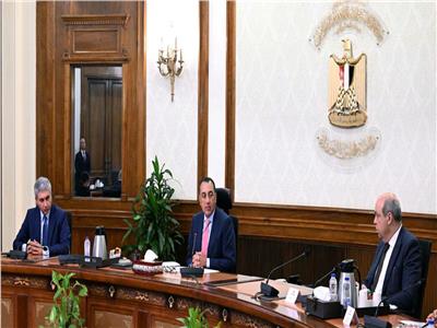 رئيس الوزراء يتابع إجراءات تيسير دخول السائحين إلى البلاد