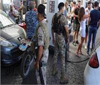 الجيش اللبناني يداهم محطات الوقود .. ويوزع المخزون علي المواطنين