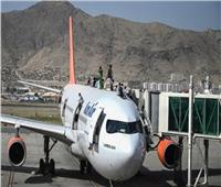 بعد ارتفاع حصيلة القتلى لـ 12 قتيلاً .. طالبان تدعو الأفغان لمغادرة مطار كابول 