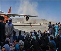 بايدن يحذر من هجوم محتمل علي مطار كابول ويطالب المواطنين  بالمغادره