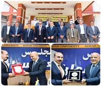 مجلس جامعة أسوان يكرم المحافظ أشرف عطية على مبادراته الإنسانية 