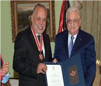 أشرف زكي يتقلد أعلى وسام ثقافي في فلسطين 