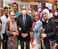 وزيرالطيران يودع أوائل الثانوية العامة المسافرين إلى دبي فى رحلة العمر