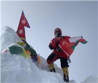 بالصور ...عُمانية ترفع علم السلطنة على ثامن أعلى جبل في العالم