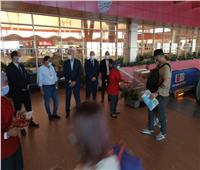 مطار شرم الشيخ يستقبل 148 سائحا روسيا بالورود والهدايا 