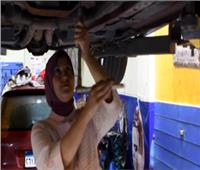 ايه .. مهندسة مصرية تعمل في ورشة لإصلاح السيارات