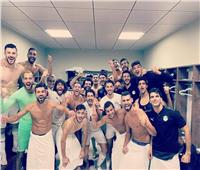 لاعبو المنتخب يحتفلون بالفوز علي ليبيا 