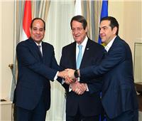  السيسي يشارك في صورة تذكارية مع رئيس وزراء اليونان ورئيس قبرص بمناسبة القمة الثلاثية