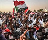 آلاف السودانيين يتدفقون للشوارع مطالبين بالحكم المدني