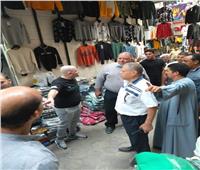 رئيس حى شبرا يقود حملة لمراجعة رخص المحلات التجارية ورفع إشغالات الطرق