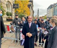 السيسي يحيي الجماهير المحتشدة أمام مقر إقامته في اسكتلندا 