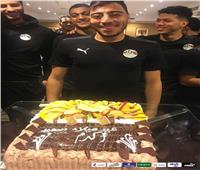 لاعبو المنتخب الوطني يحتفلون بأكرم توفيق بمناسبة عيد ميلاده