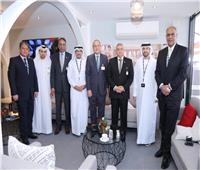 وفد وزارة الطيران المدني يلتقي مسئولي طيران الإمارات بمعرض دبي للطيران 