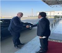 وزير الرياضة يستقبل رئيس الفيفا بمطار القاهرة الدولي 