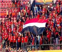 جمهور الأهلى يرفع علم مصر ويتغنى بالنشيد الوطنى