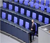 صورة تاريخية.. شولتز يجلس على مقعد ميركل في البرلمان