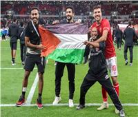 نجوم الأهلي يرفعون علم فلسطين خلال الاحتفال بالسوبر الإفريقي