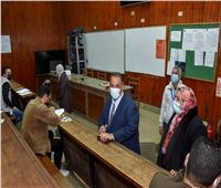 نائب رئيس جامعة عين شمس يتفقد إمتحانات كليتى التمريض والتربية النوعية